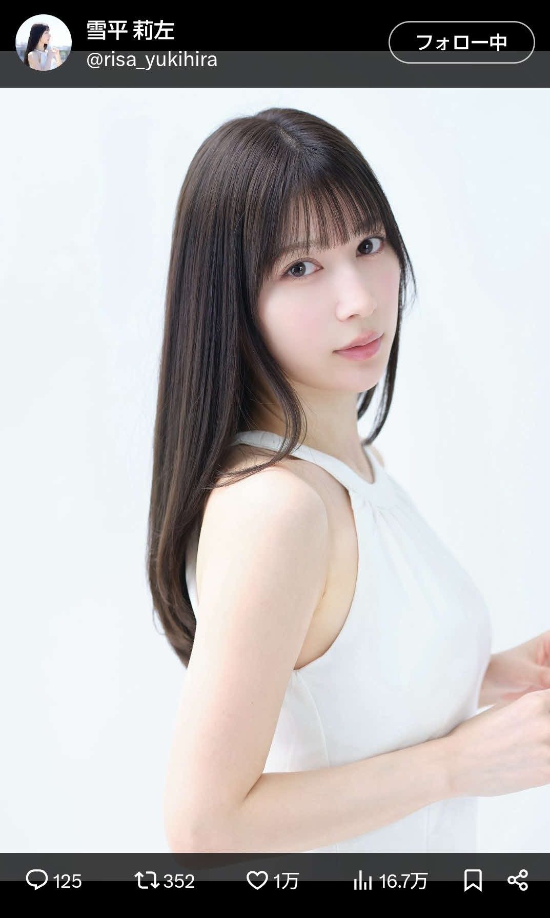 肩を出した白いワンピース姿の写真を公開した雪平莉左（雪平莉左のXから）