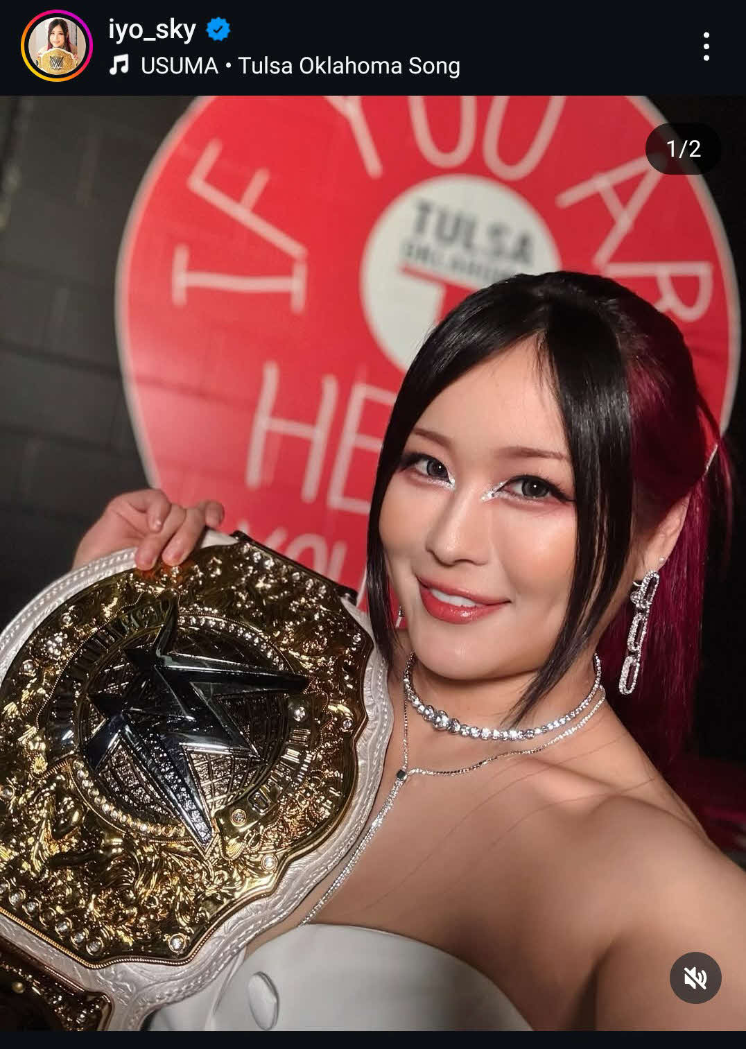 米タルサで行われたWWEロウ大会後にWWE女子世界王座ベルトを持ってファンに感謝した王者イヨ・スカイ（イヨ・スカイ公式インスタグラムから）