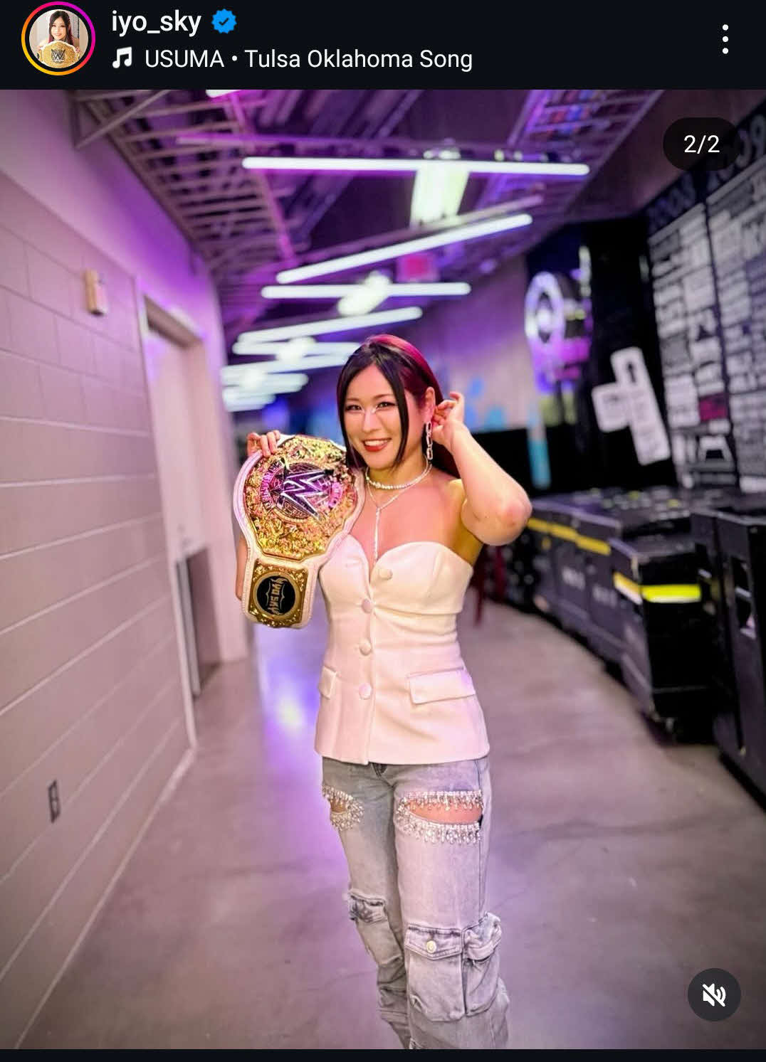 米タルサで開催されたWWEロウ大会でのバックステージ写真をアップしたWWE女子世界王者イヨ・スカイ（イヨ・スカイ公式インスタグラムから）