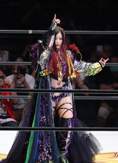 WWE】女子世界王者イヨ・スカイがベルト色のノースリーブ姿で感謝