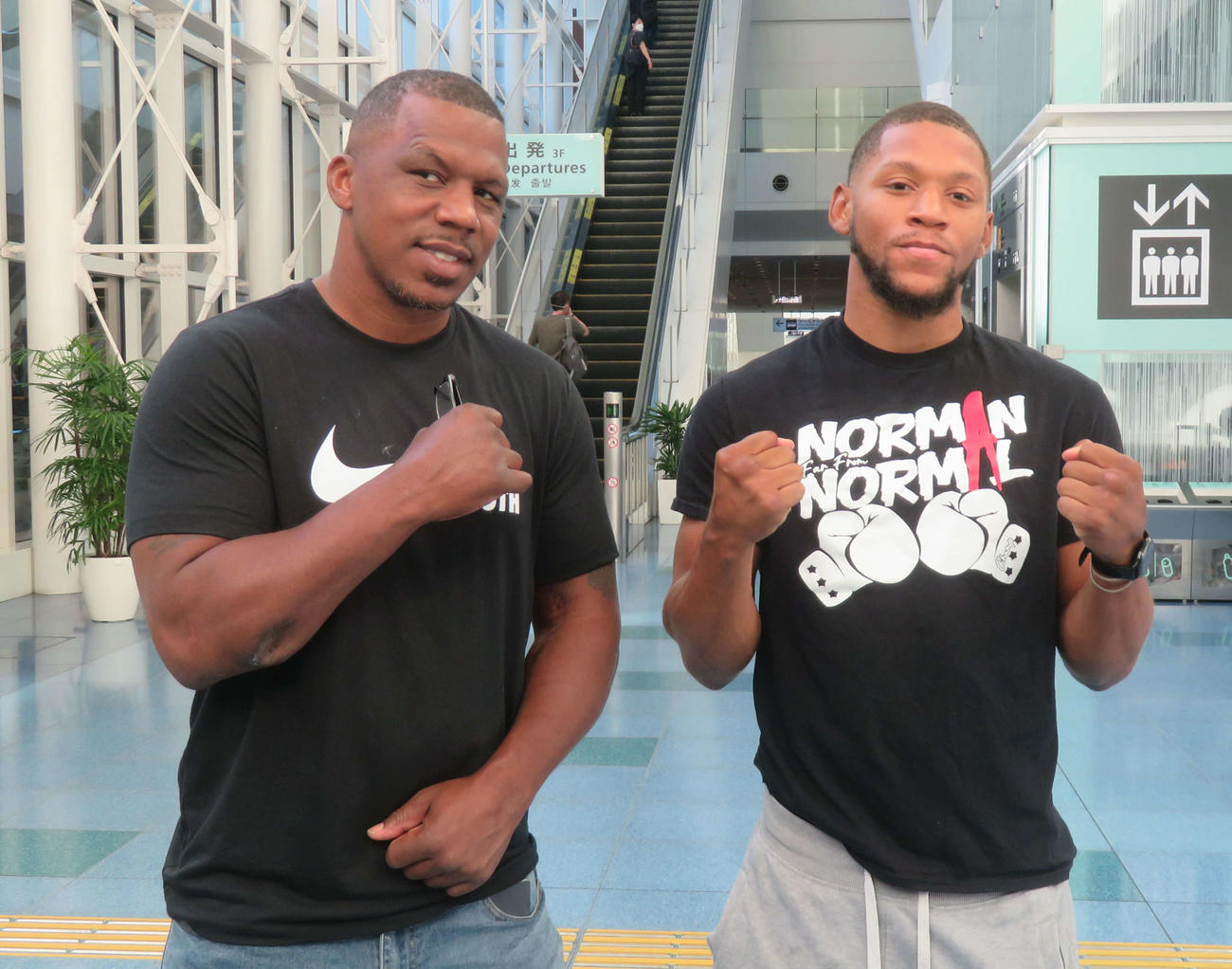 トレーナの父ノーマン・シニア氏（左）とリラックスした表情で日本に到着したWBO世界ウエルター級王者ブライアン・ノーマンJr．