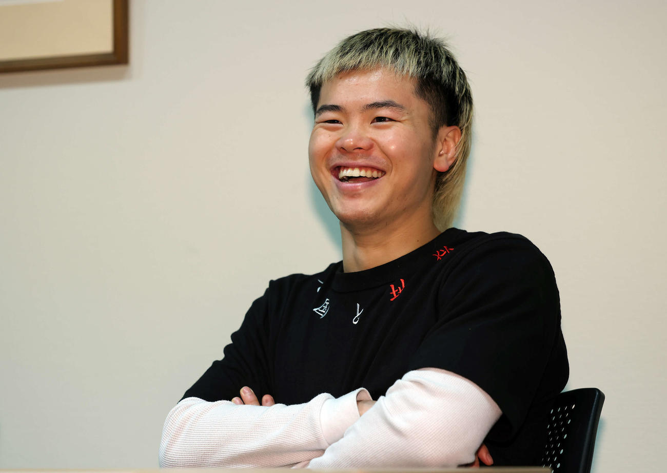インタビューで笑顔を見せる那須川天心（撮影・宮地輝）