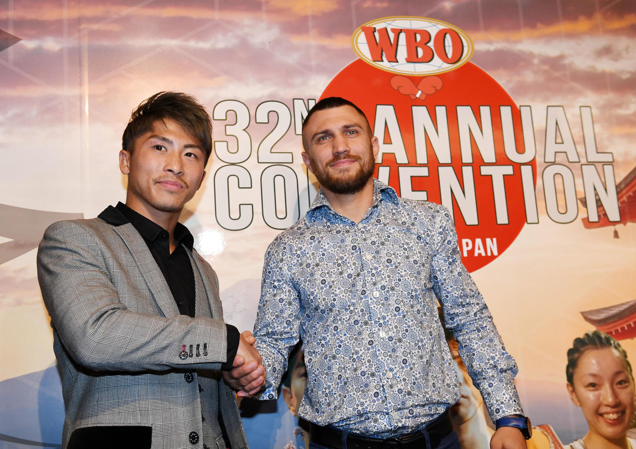 2019年12月5日、WBO年次総会表彰式で握手を交わす王者井上尚弥（左）とワシル・ロマチェンコ