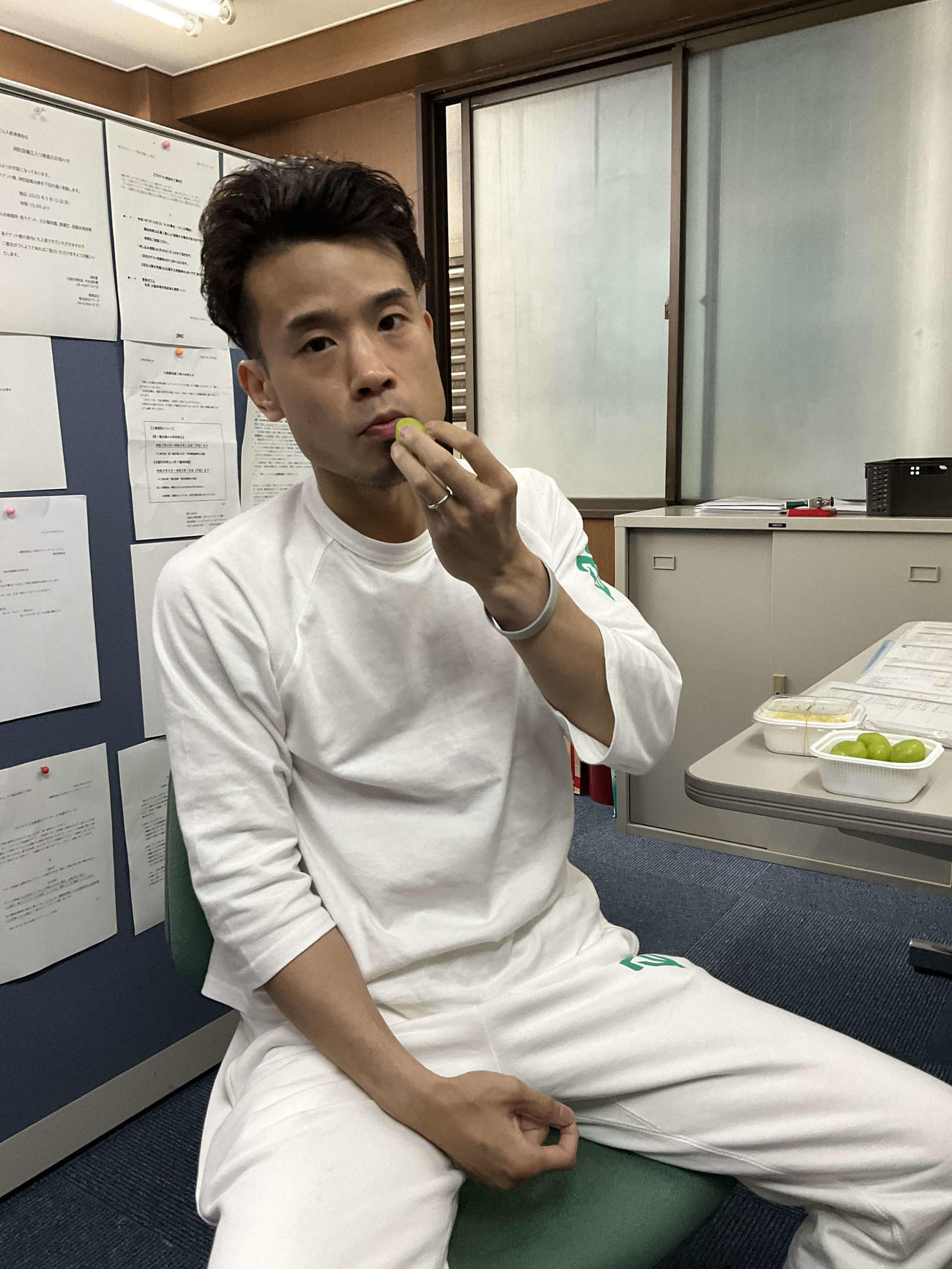 辰吉寿以輝は半年ぶりの再起戦に向けて前日計量をクリアしてぶどうを口にした（撮影・益田一弘）