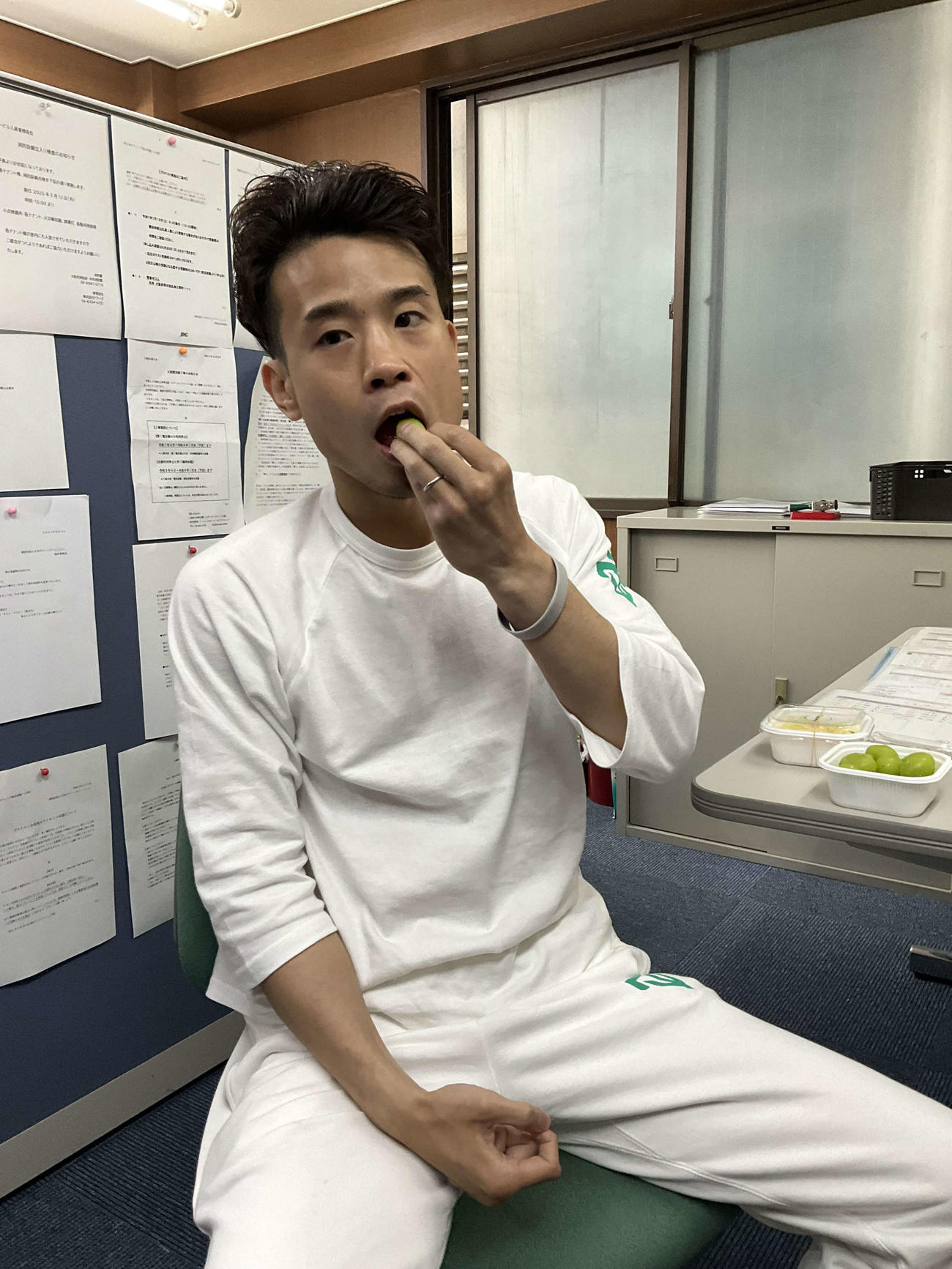 辰吉寿以輝は半年ぶりの再起戦に向けて前日計量をクリアしてぶどうを口にした（撮影・益田一弘）