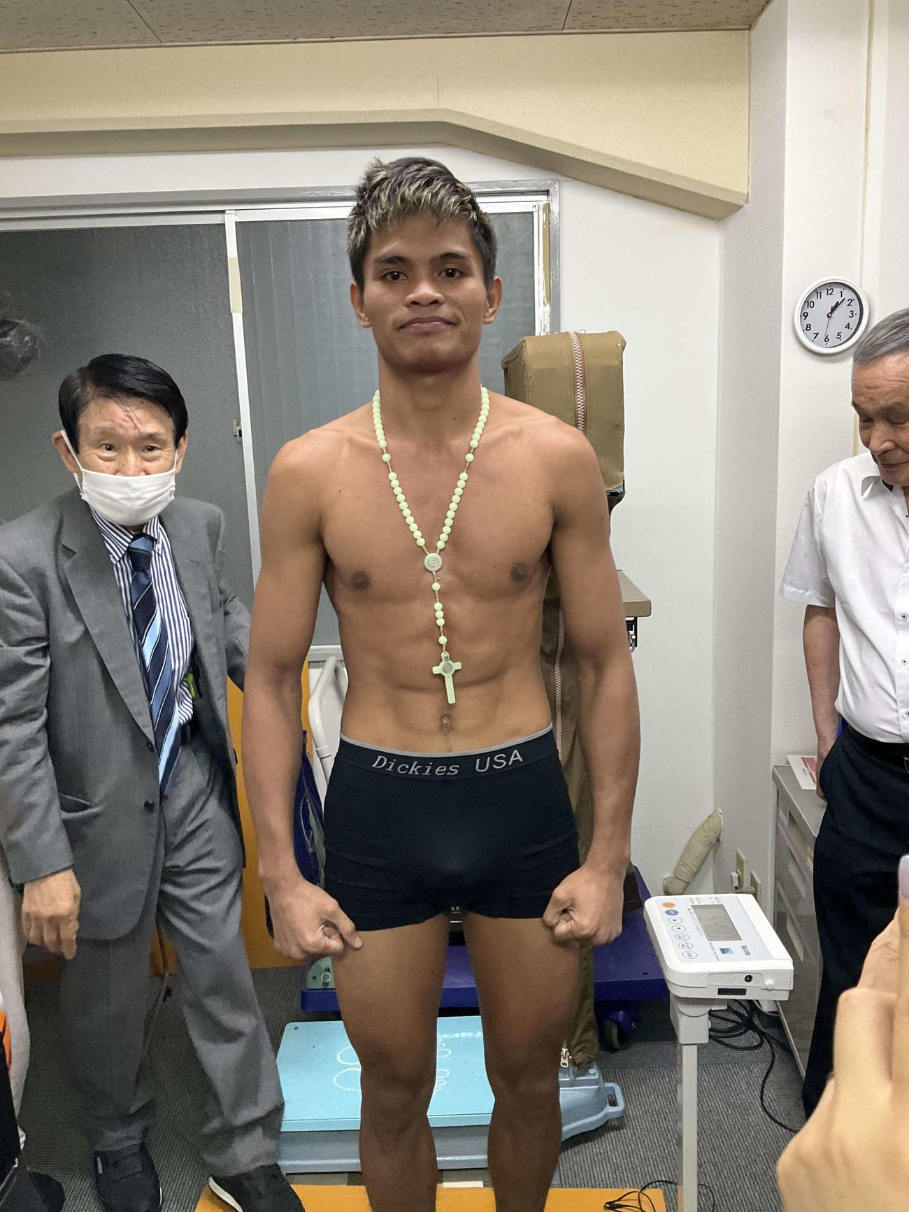 アリエル・アンティマロは、辰吉との試合に向けて前日計量をクリアした（撮影・益田一弘）