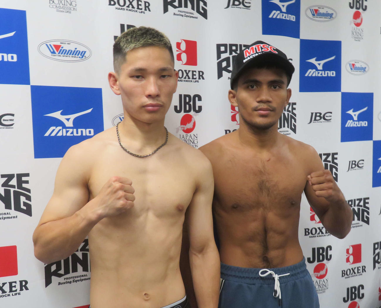ノンタイトル10回戦に備えて計量クリアした日本ミニマム級王者松本流星（左）と対戦相手の東洋太平洋同級9位ジョン・ケビン・ヒメネス