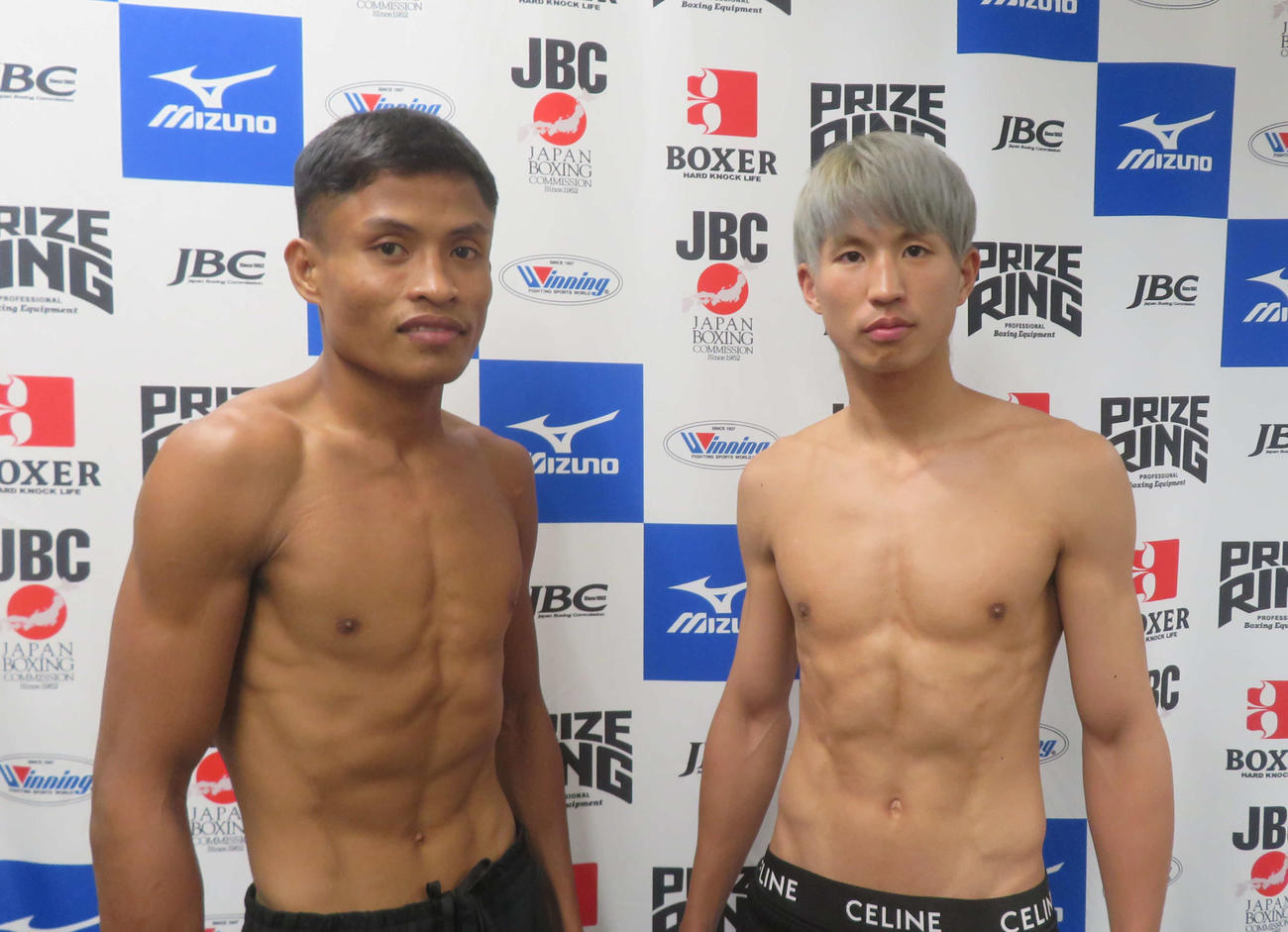 スーパーバンタム級転向初戦に向け、計量パスしたWBOアジア・パシフィック・フェザー級10位金子虎旦（右）。左は対戦相手ジェイ・フランシス・ブライ
