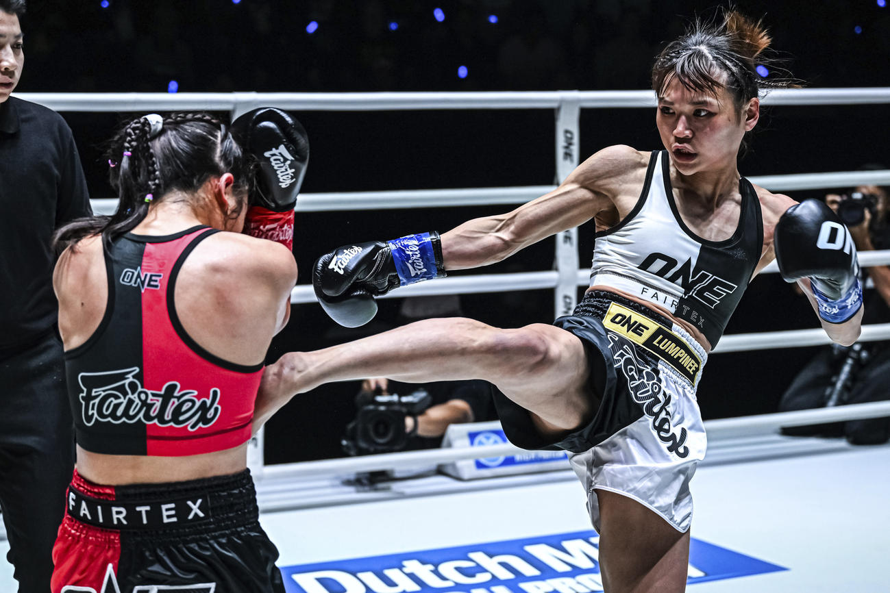 強烈な右ミドルをたたきこむMISAKI（C）ONE Championship