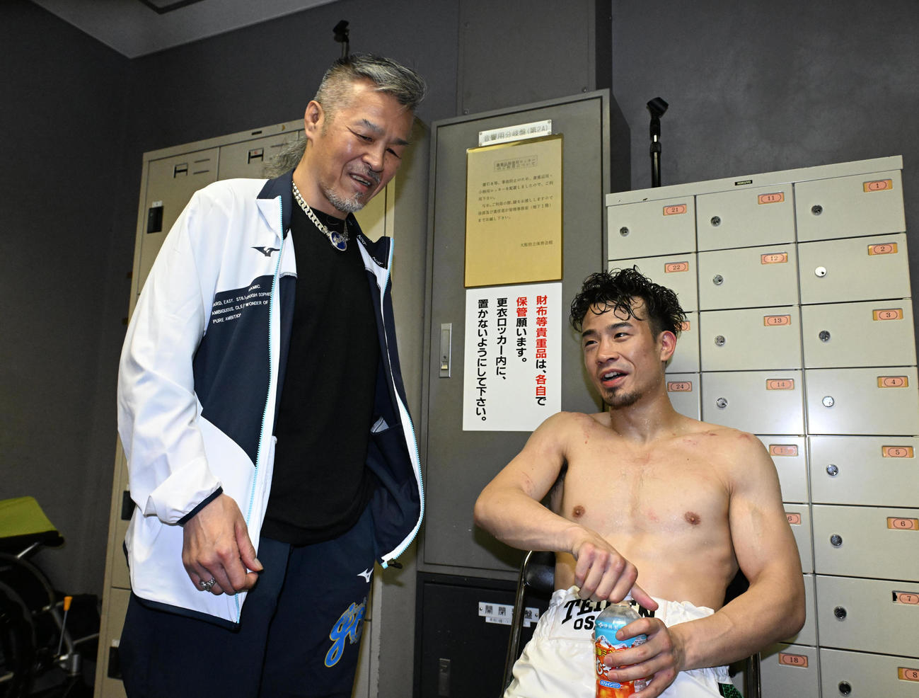 控え室で父・丈一郎から祝福される辰吉寿以輝（撮影・和賀正仁）