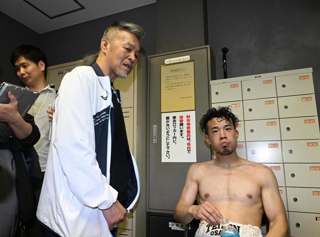 控え室で父・丈一郎から祝福される辰吉寿以輝（撮影・和賀正仁）
