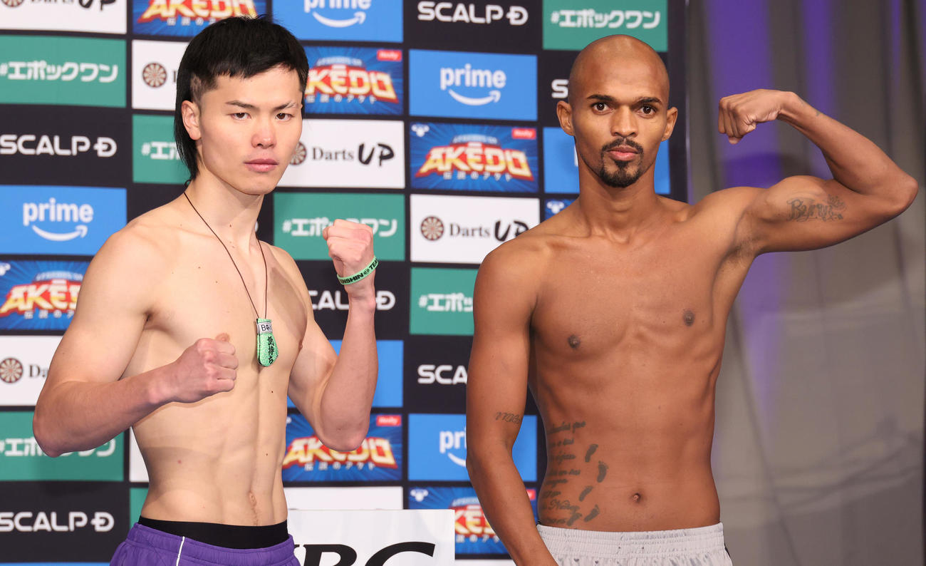 計量をパスしガッツポーズする那須川（左）とサンティリャン（撮影・中島郁夫）