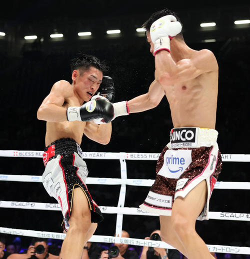 6回、中谷（右）のパンチを食らう西田（撮影・増田悦実）