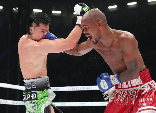 10回、サンティリャン（右）のパンチを食らう那須川（撮影・増田悦実）