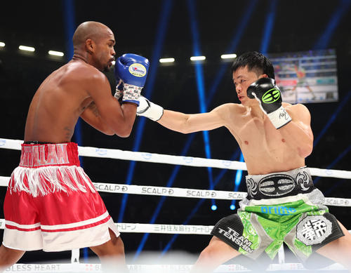 1回、サンティリャン（左）にジャブを放つ那須川（撮影・増田悦実）