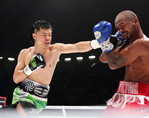 2回、サンティリャン（右）に左ストレートを放つ那須川（撮影・増田悦実）