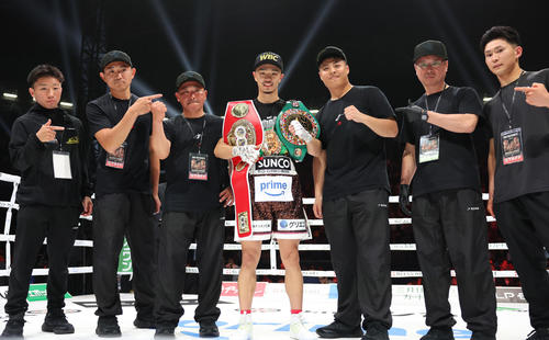 試合後、セコンド陣と写真に納まる統一王者の中谷（中央）（撮影・増田悦実）