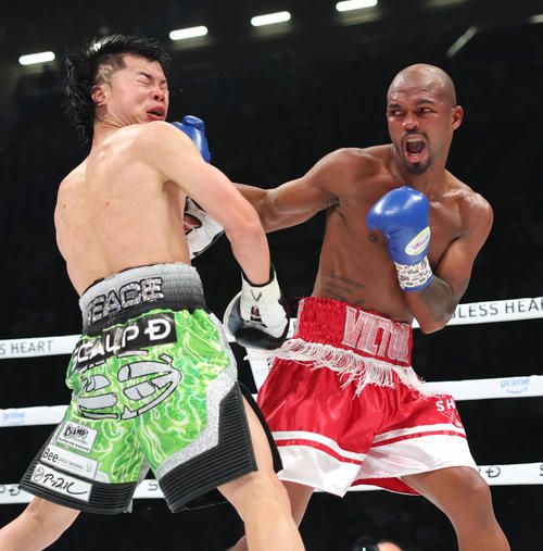 3回、サンティリャン（右）のパンチを食らう那須川（撮影・増田悦実）