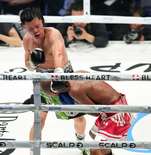 4回、サンティリャンにパンチを見舞う那須川（撮影・たえ見朱実）