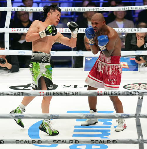 6回、サンティリャン（右）にアッパーを見舞う那須川（撮影・たえ見朱実）