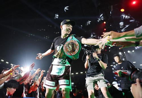 試合後、観客とタッチを交わし引き揚げる中谷（撮影・増田悦実）