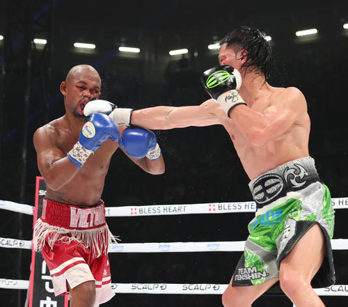 8回、サンティリャン（左）にジャブを放つ那須川（撮影・増田悦実）