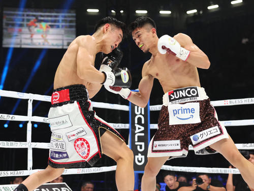 1回、西田（左）にパンチを放つ中谷（撮影・増田悦実）