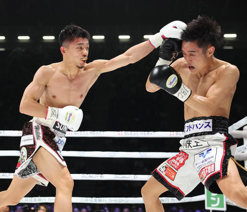 2回、西田（右）にパンチを放つ中谷（撮影・増田悦実）