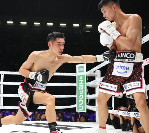 2回、中谷（右）にパンチを放つ西田（撮影・増田悦実）