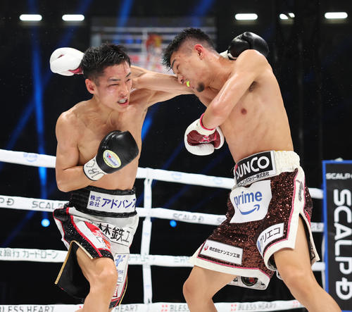 4回、パンチを打ち合う中谷（右）と西田（撮影・増田悦実）