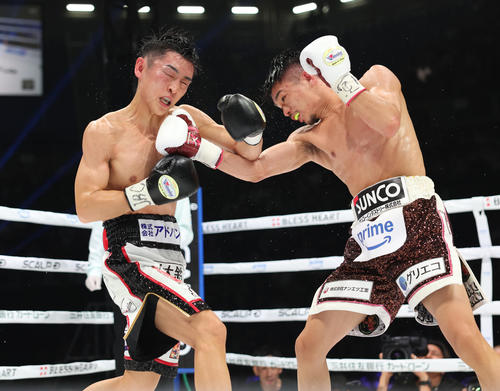 5回、西田（左）にパンチを放つ中谷（撮影・増田悦実）