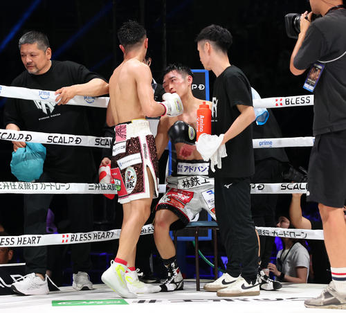 試合後、中谷（中央左）から言葉をかけられる西田（撮影・増田悦実）