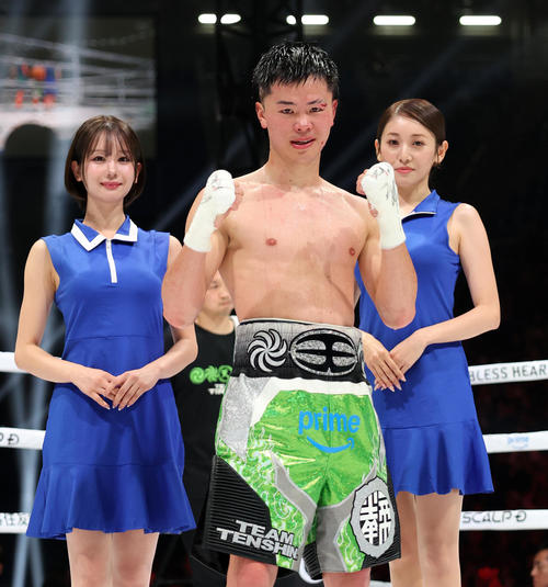 試合後、写真に納まる那須川。左はラウンドガールのあらた唯、右は同Pocochaライバーのミラクルちり（撮影・増田悦実）