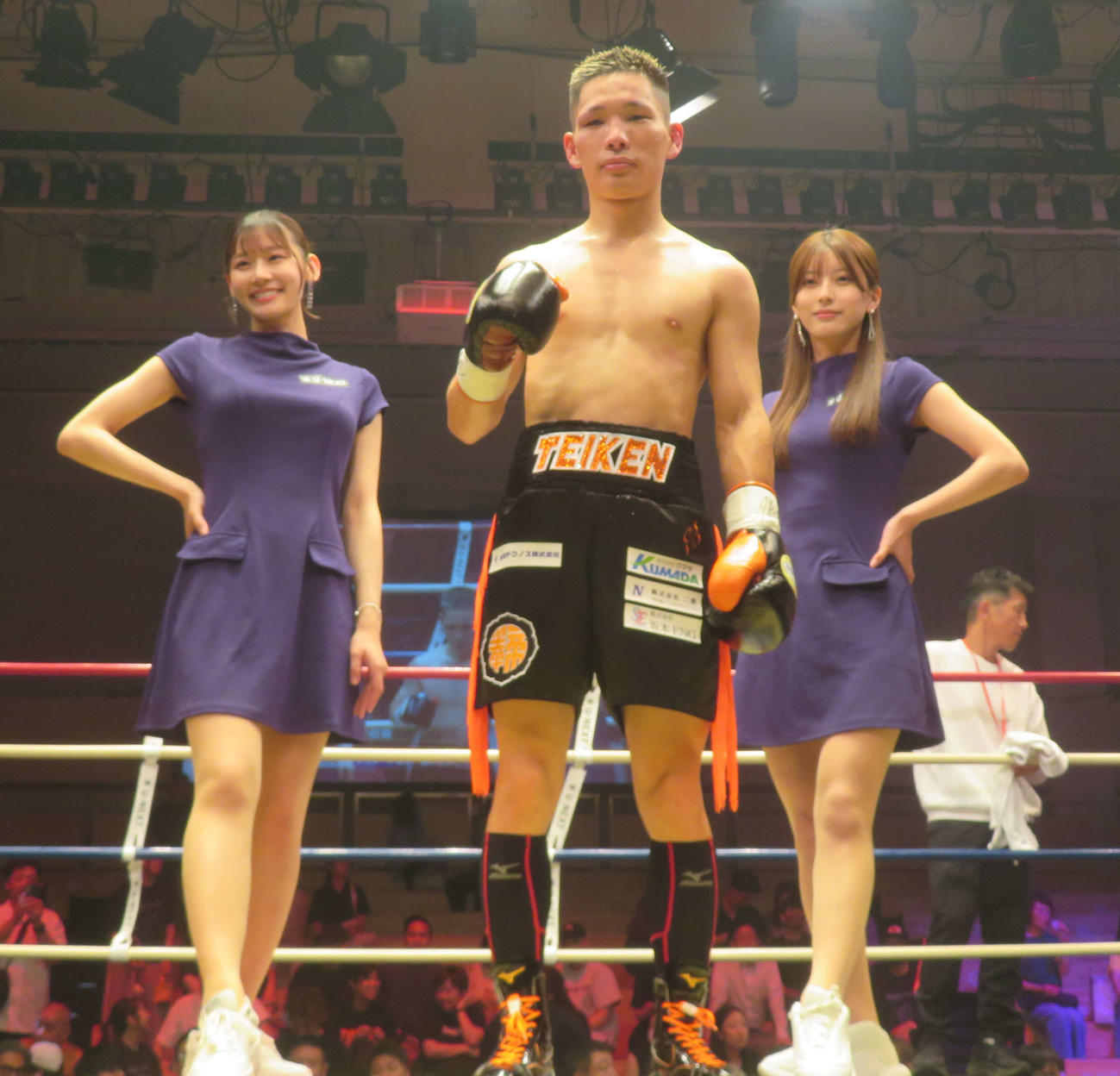 4回KO勝利を収めた日本ミニマム級王者松本流星（中央）