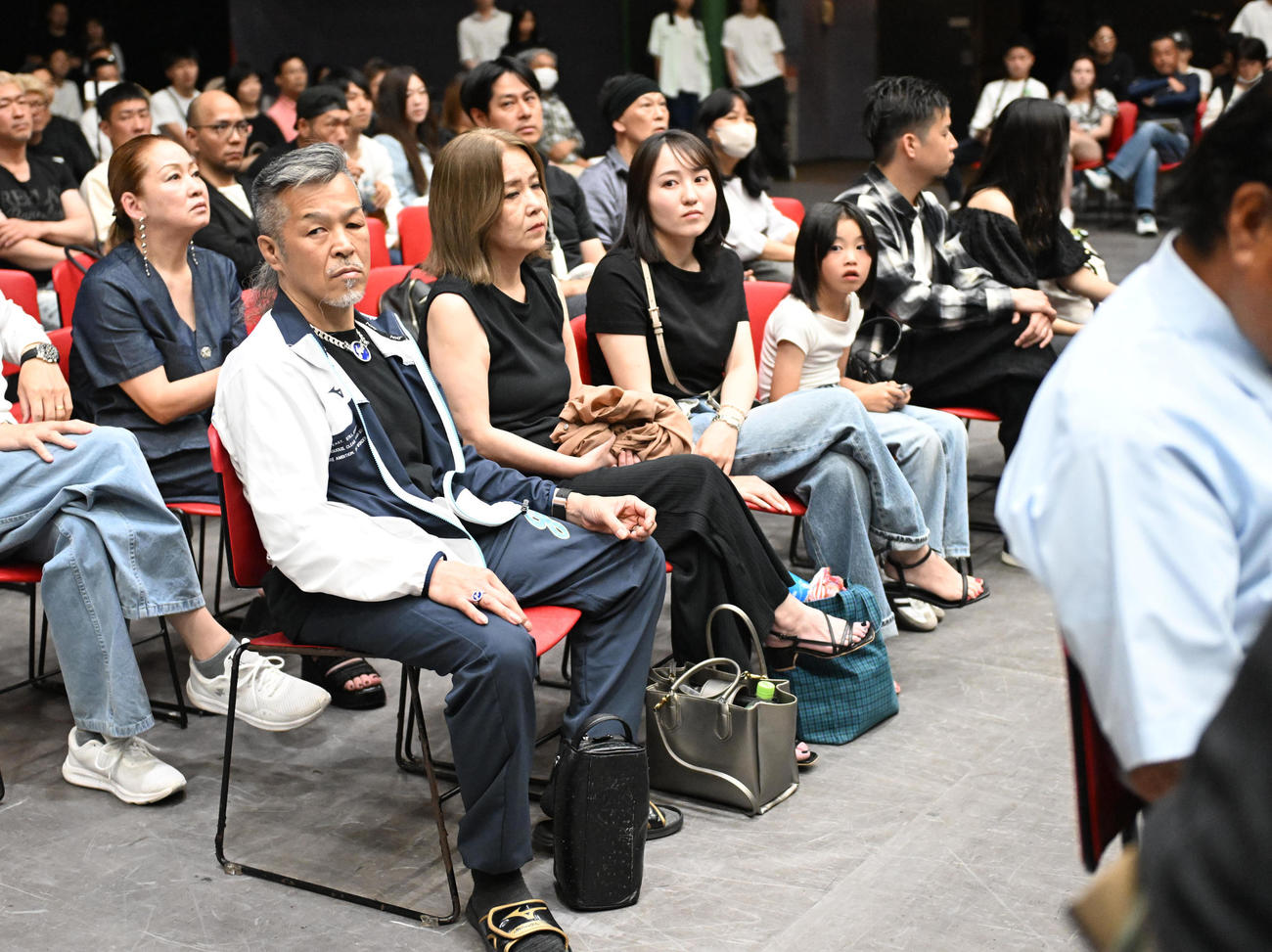 リングサイドから応援する辰吉丈一郎ら（撮影・和賀正仁）