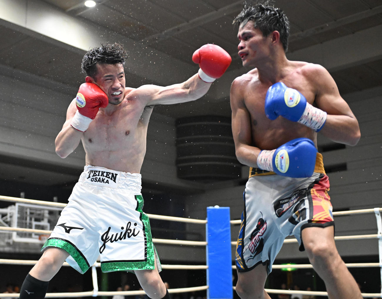 8回、左ストレートでアンティマロ（右）を追い詰める辰吉寿以輝（撮影・和賀正仁）