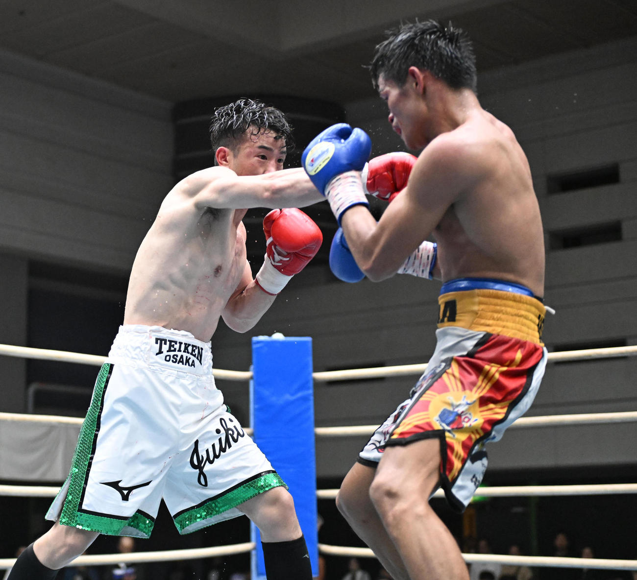 8回、右ストレートでアンティマロ（右）を追い詰める辰吉寿以輝（撮影・和賀正仁）