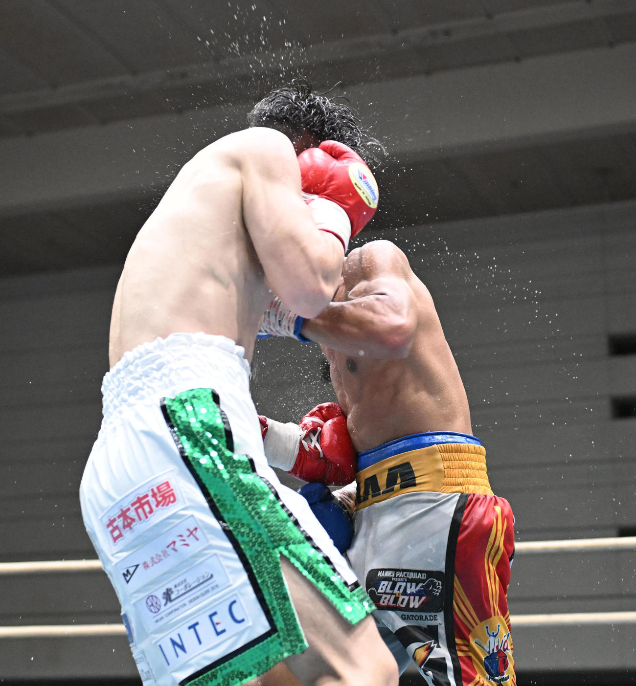 8回、左ボディーででアンティマロ（右）からダウンを奪う辰吉寿以輝（撮影・和賀正仁）