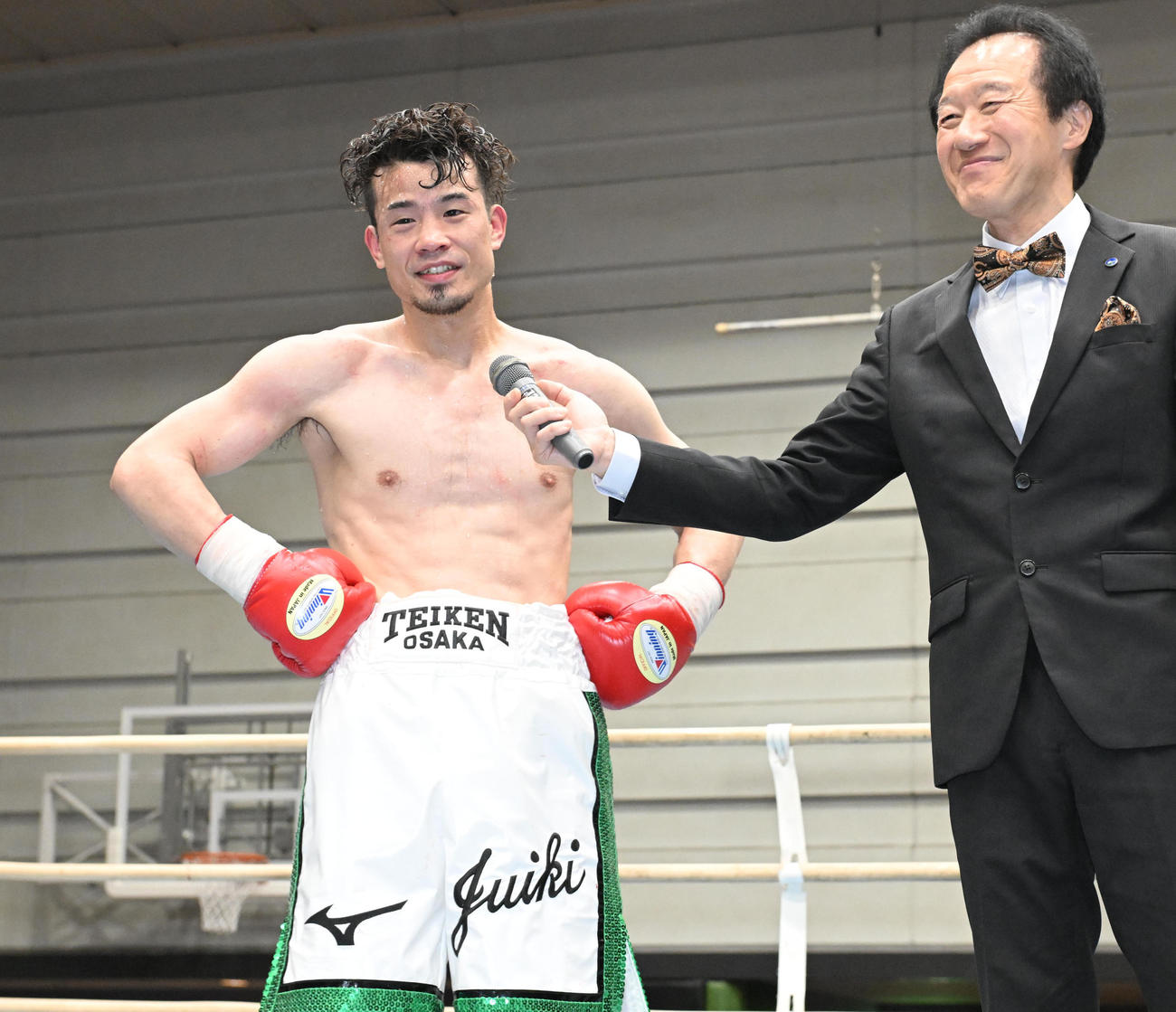 勝利者インタビューで笑顔を見せる辰吉寿以輝（撮影・和賀正仁）