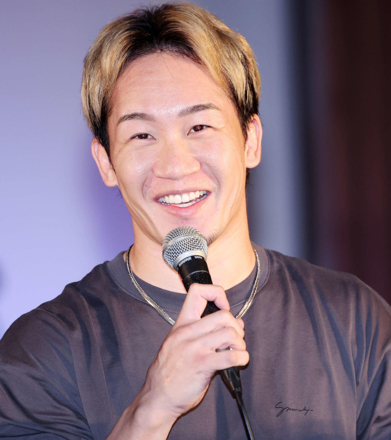 RIZIN「真夏の喧嘩祭り」の会見で笑顔を見せる朝倉未来（撮影・鈴木正人）