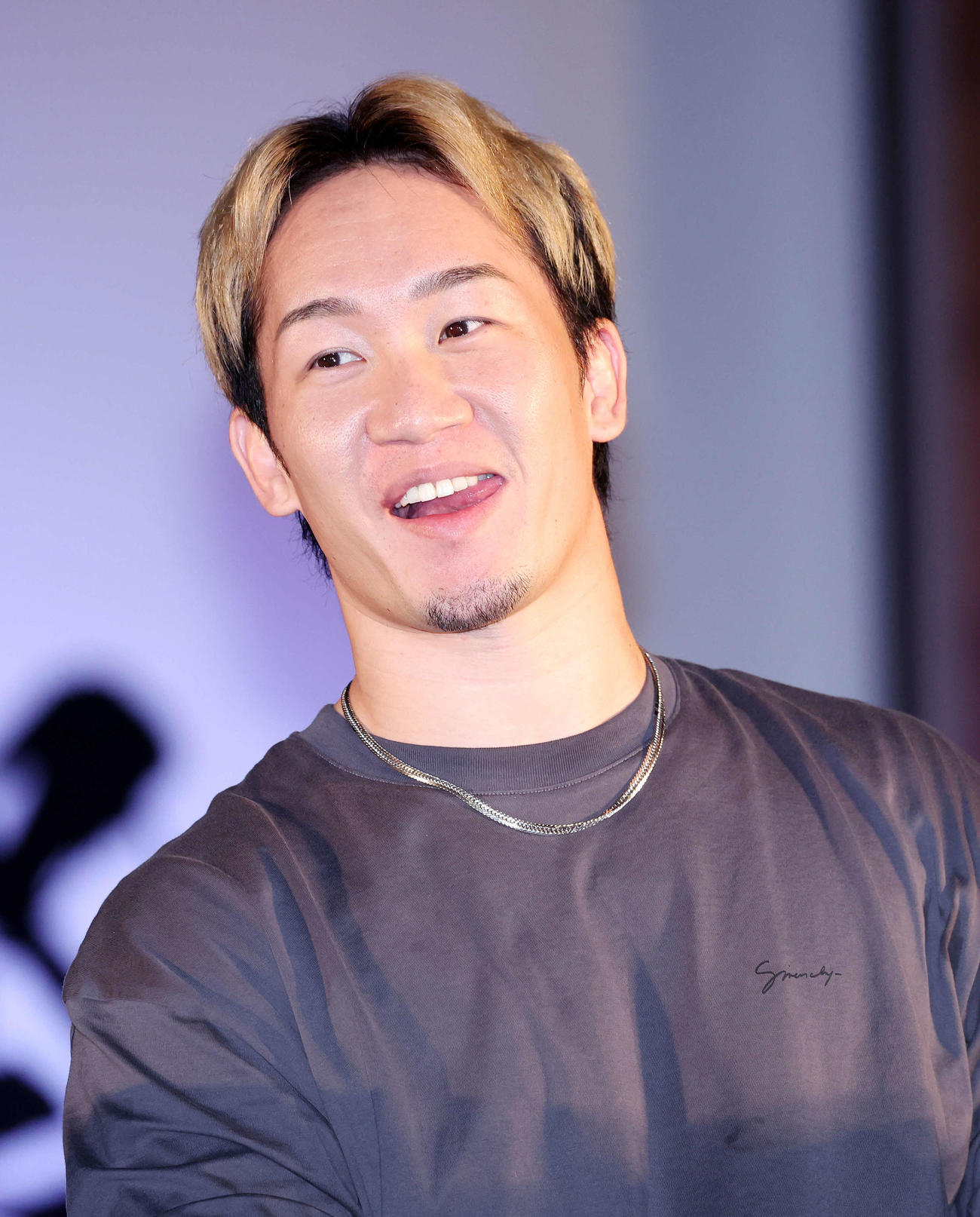 RIZIN「真夏の喧嘩祭り」の会見で笑顔を見せる朝倉未来（撮影・鈴木正人）