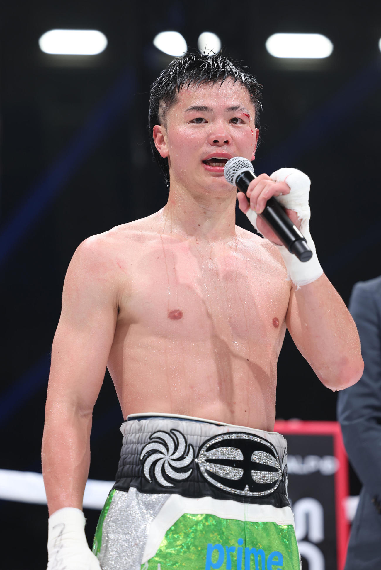 試合後、インタビューに応じる那須川（撮影・増田悦実）
