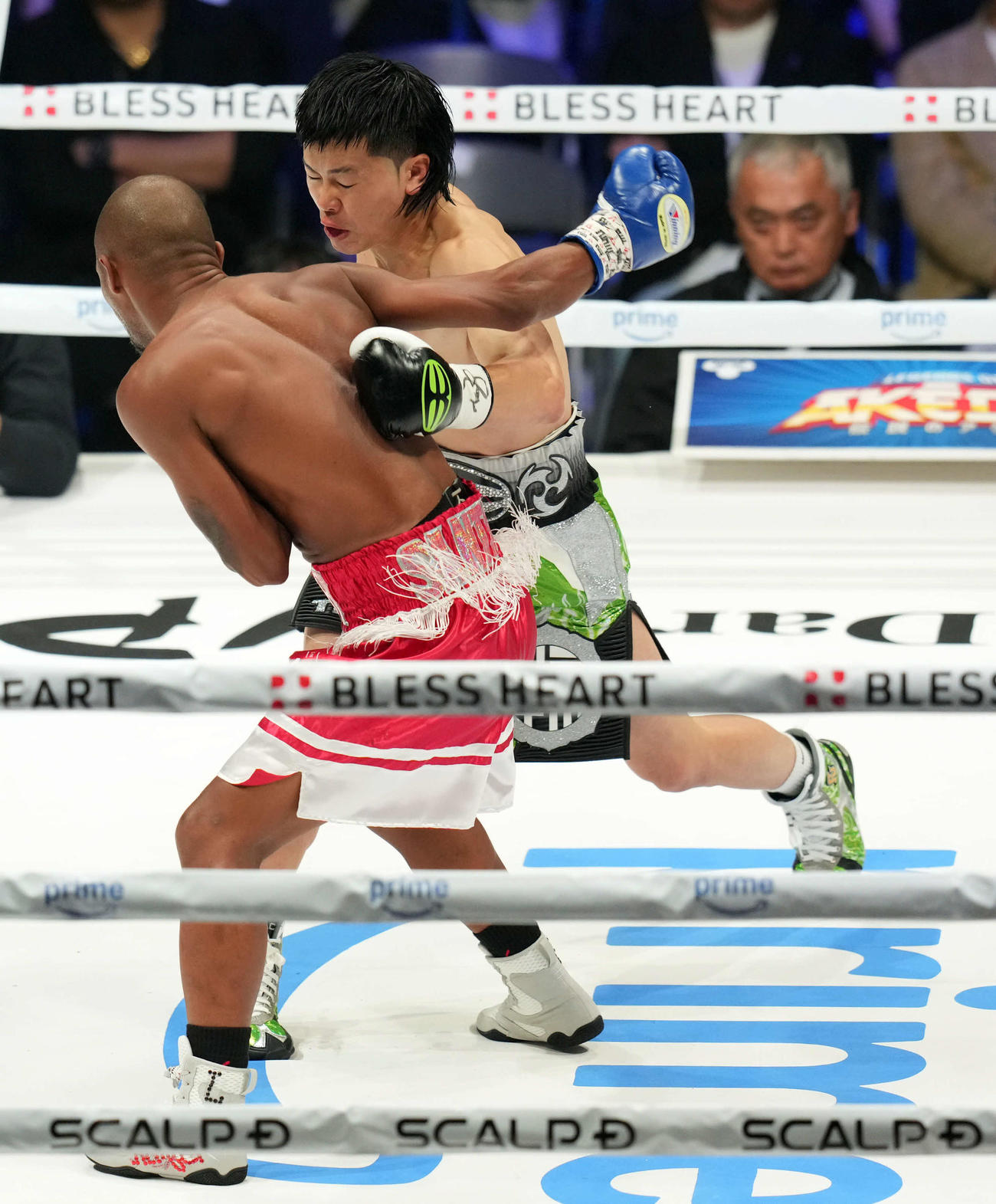 1回、ビクトル・サンティリャンにパンチを見舞う那須川天心（撮影・たえ見朱実）