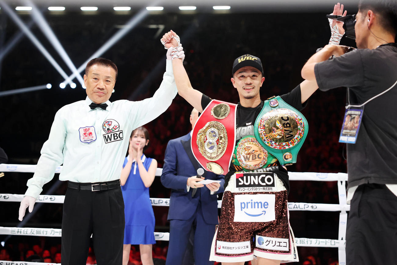 6回終了時のTKO勝ちで勝ち名乗りを受ける統一王者となった中谷（右）（撮影・増田悦実）