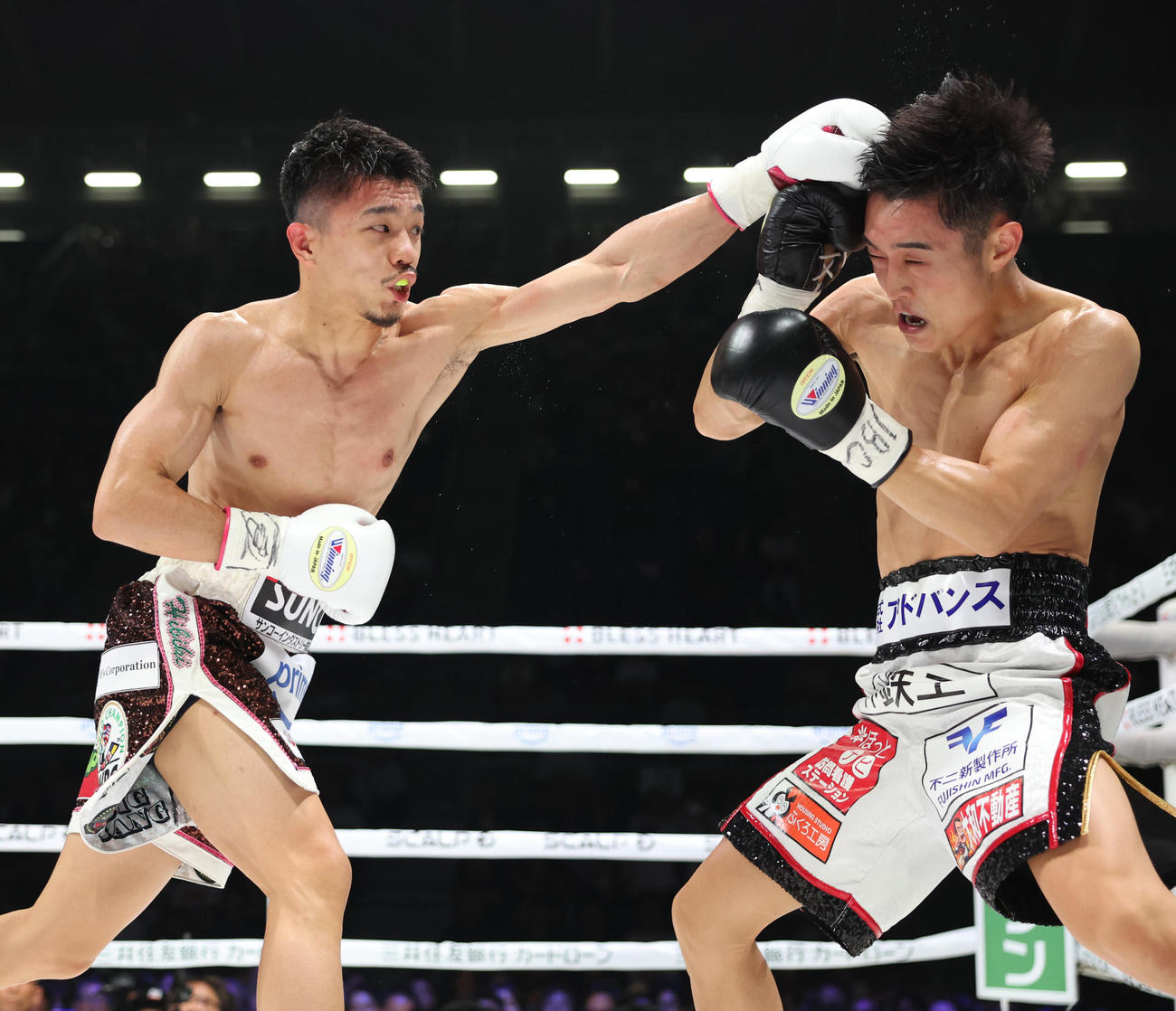 2回、西田（右）にパンチを放つ中谷（撮影・増田悦実）