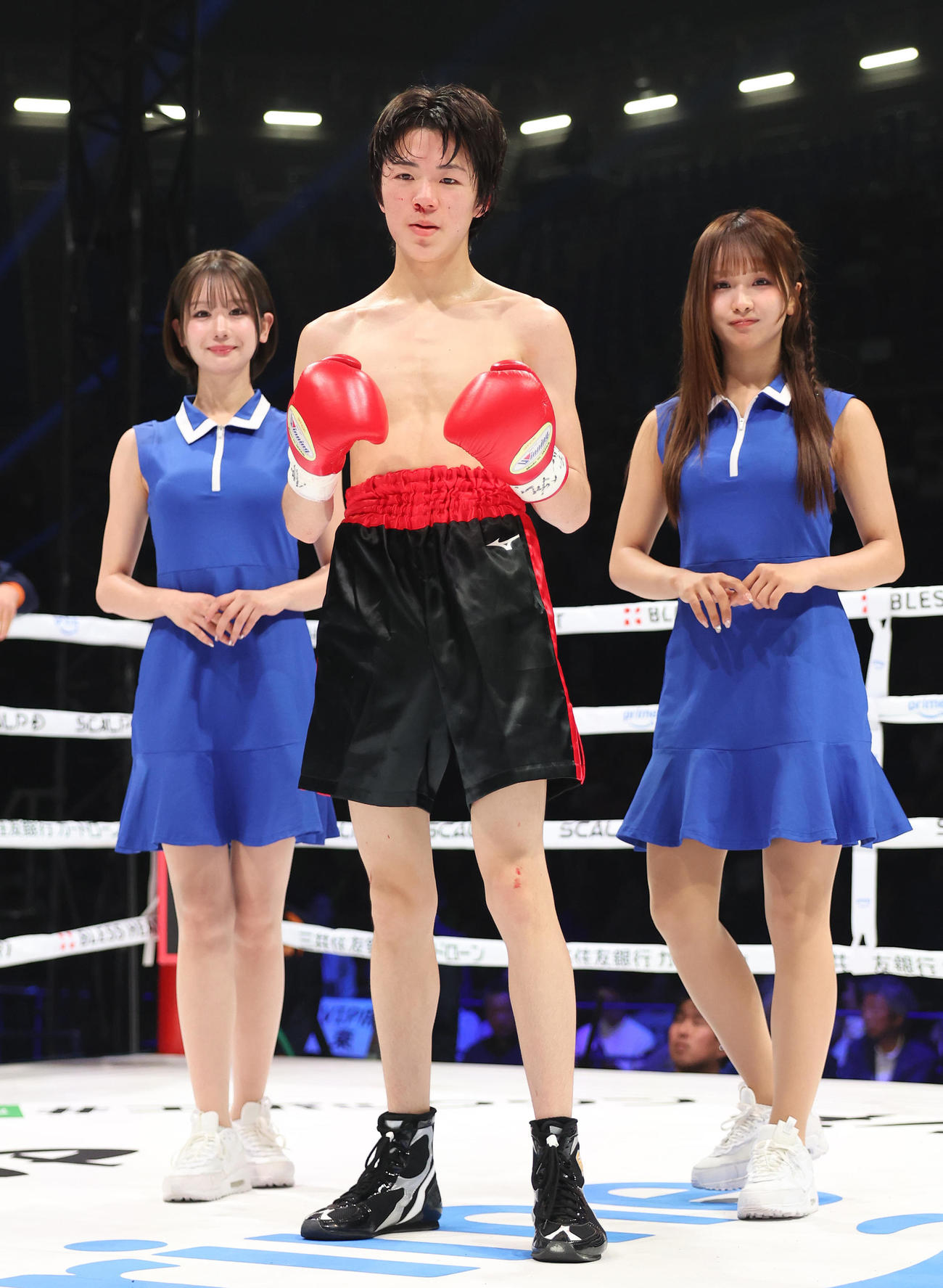 3回TKO勝ちで写真に納まる大久保（中央）。左はラウンドガールのあらた唯、右は同森脇梨々夏（撮影・増田悦実）
