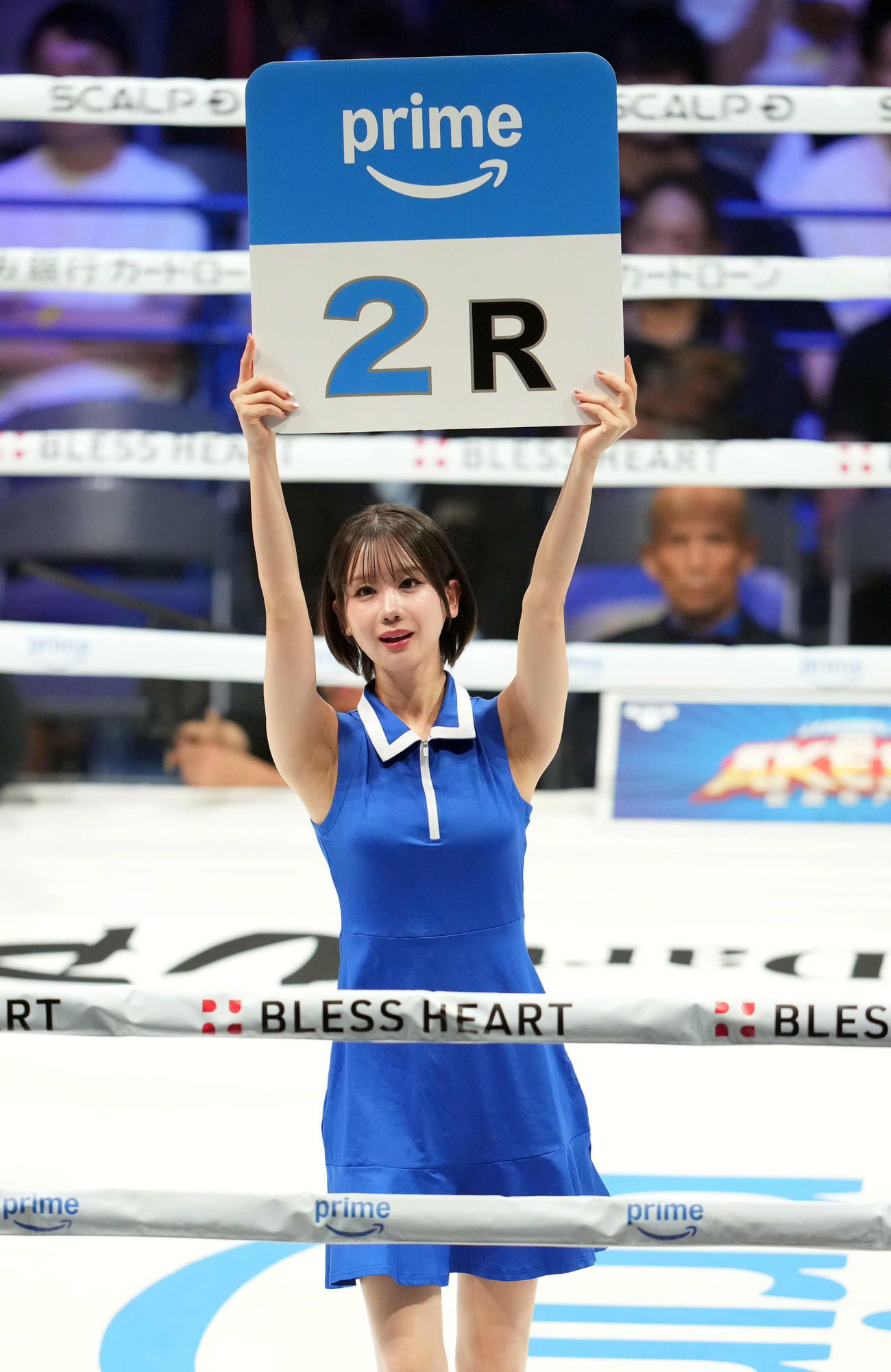 スーパーフライ級4回戦　ラウンドガールを務めるあらた唯（撮影・たえ見朱実）