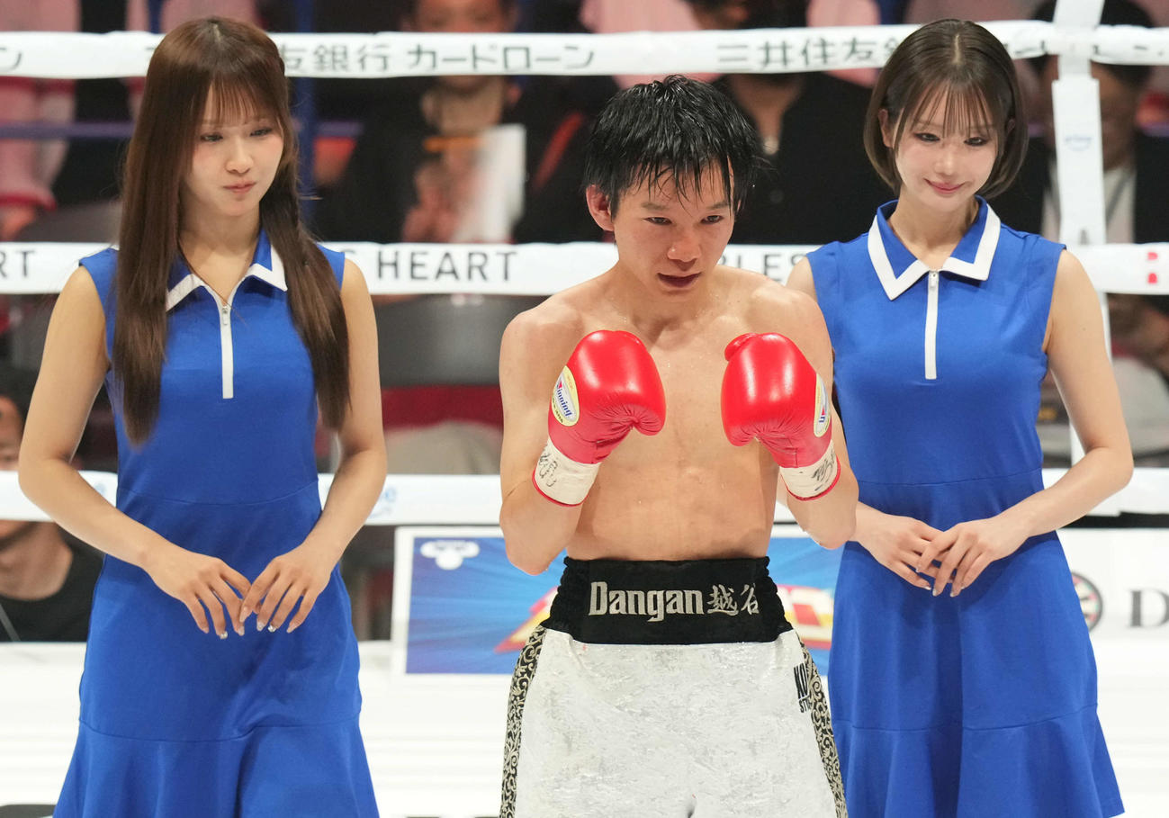スーパーフライ級4回戦　大島（手前）に判定勝ちした宮下（撮影・たえ見朱実）