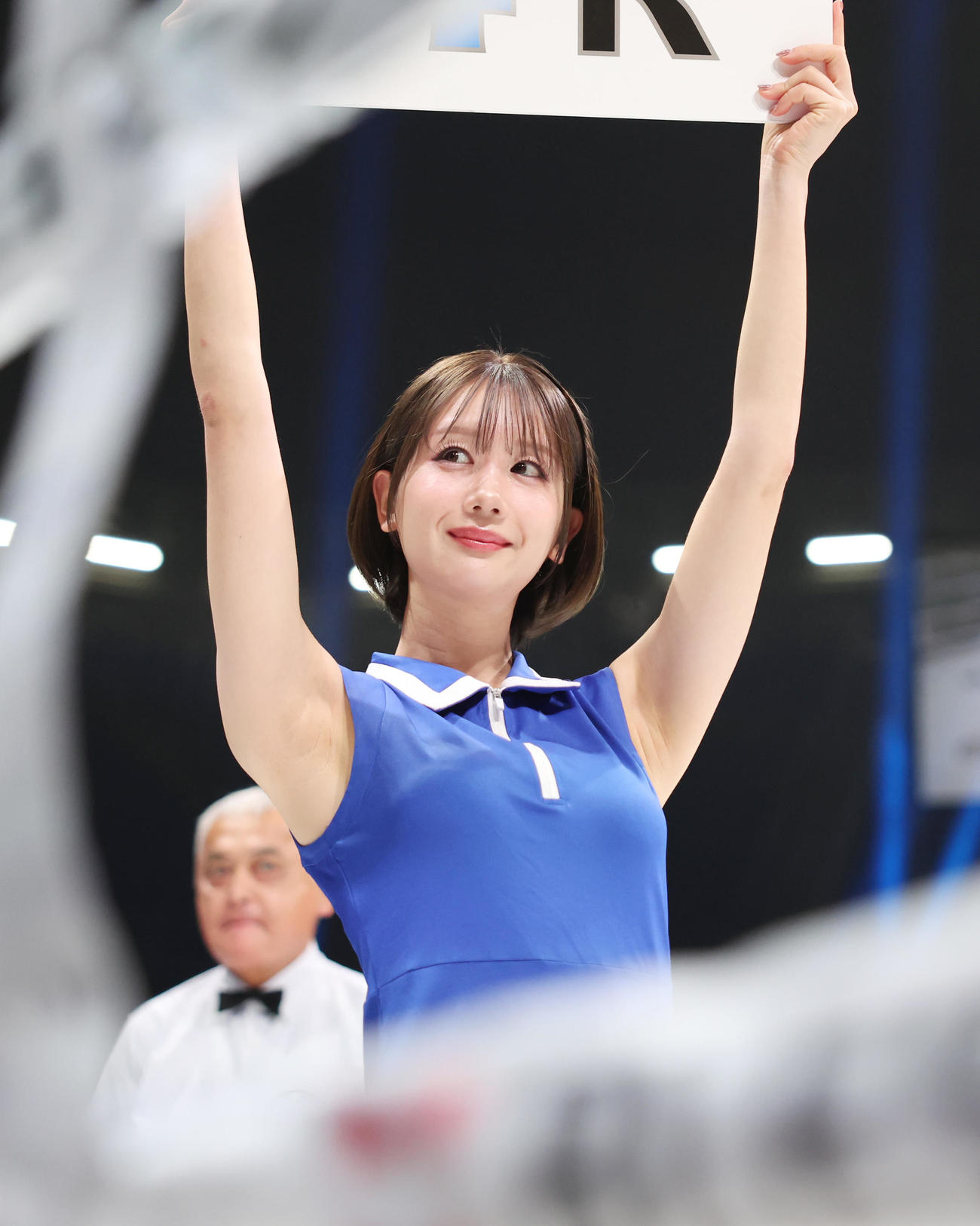 リングを彩るラウンドガールのあらた唯（撮影・増田悦実）