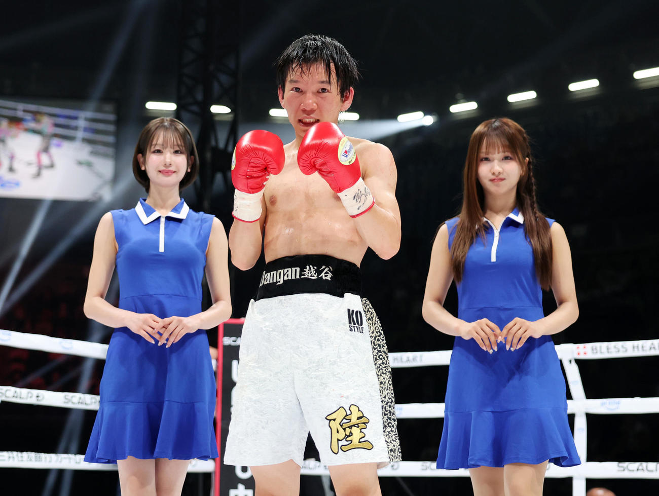 デビュー戦で4回判定勝ちした宮下（中央）。左はラウンドガールのあらた唯、右は同森脇梨々夏（撮影・増田悦実）